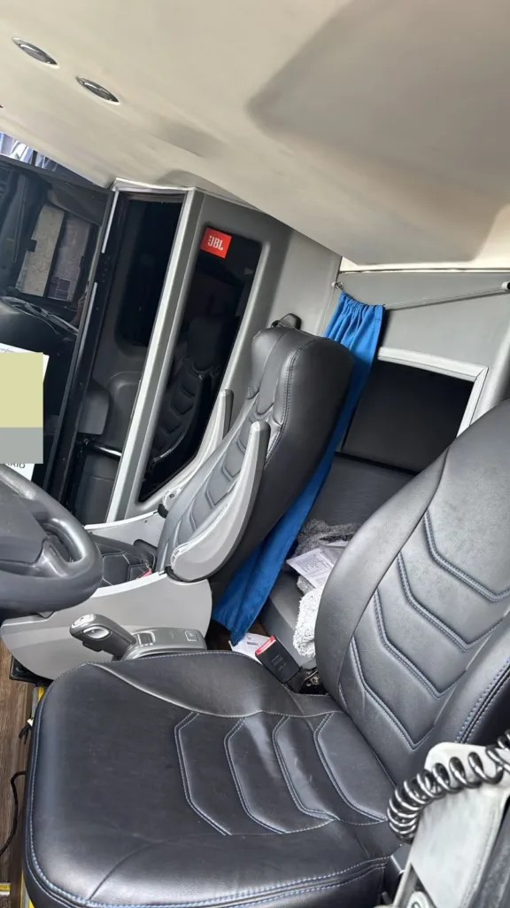 Ônibus COMIL CAMPIONE INVICTUS HD VOLVO B420R JM 2018 seminovo à venda, código 204 - foto 03