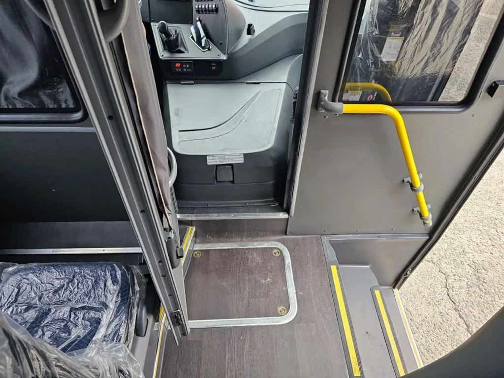 Ônibus MARCOPOLO SENIOR M.BENZ LO 916 JM 2024 seminovo à venda, código 51 - foto 04