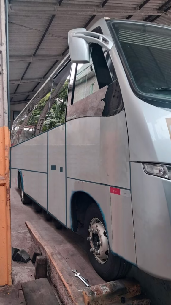 Micro-ônibus Marcopolo Volare DW9 Limousine ano 2013 à venda COD.676