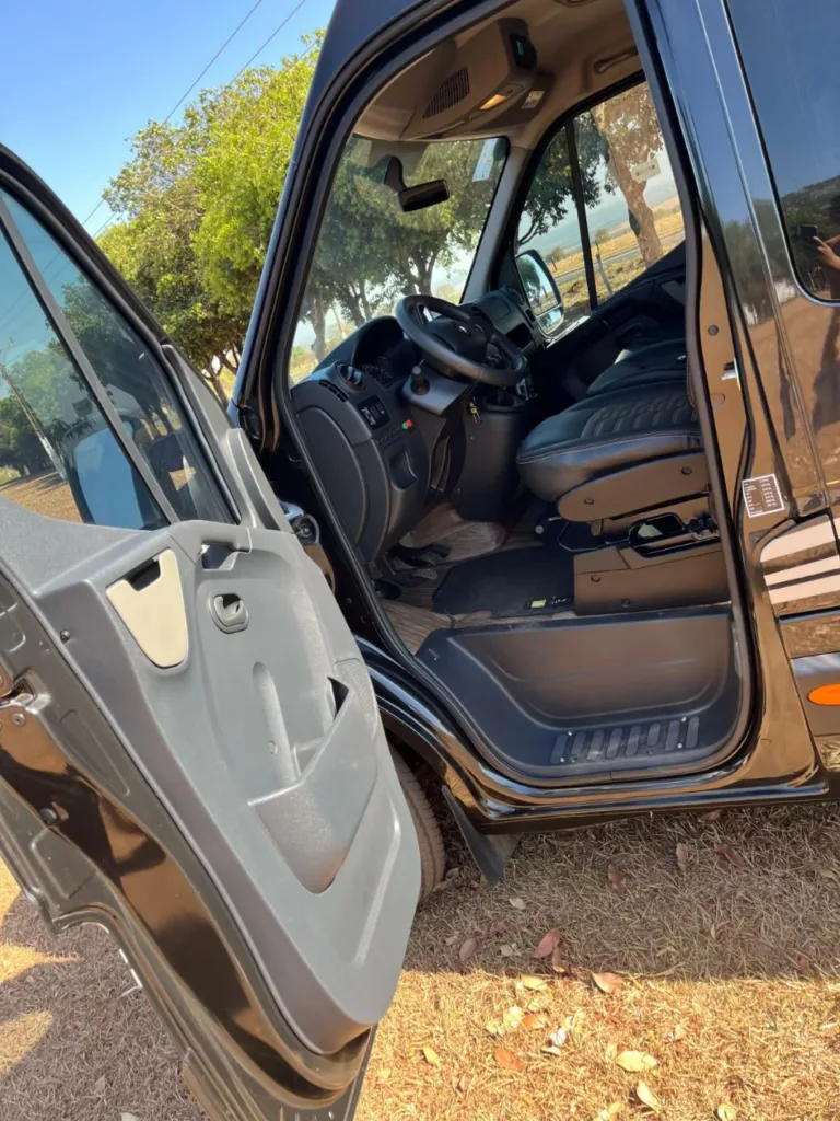 Ônibus RENAULT MASTER EXECUTIVA JM 2025 seminovo à venda, código 1630 - foto 04