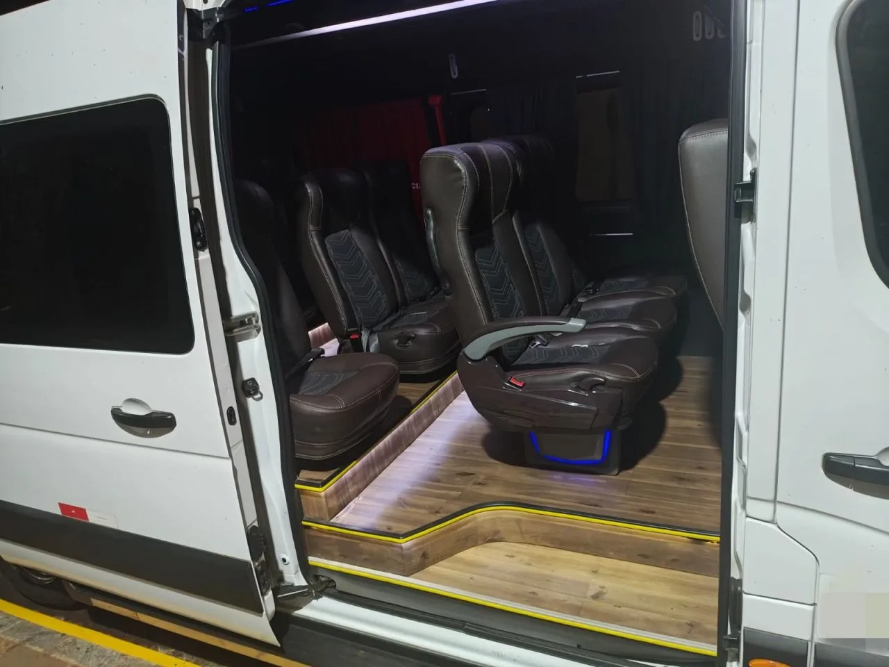 Ônibus RENAULT MASTER L3H2 EXECUTIVA JM 2023 seminovo à venda, código 1363 - foto 03
