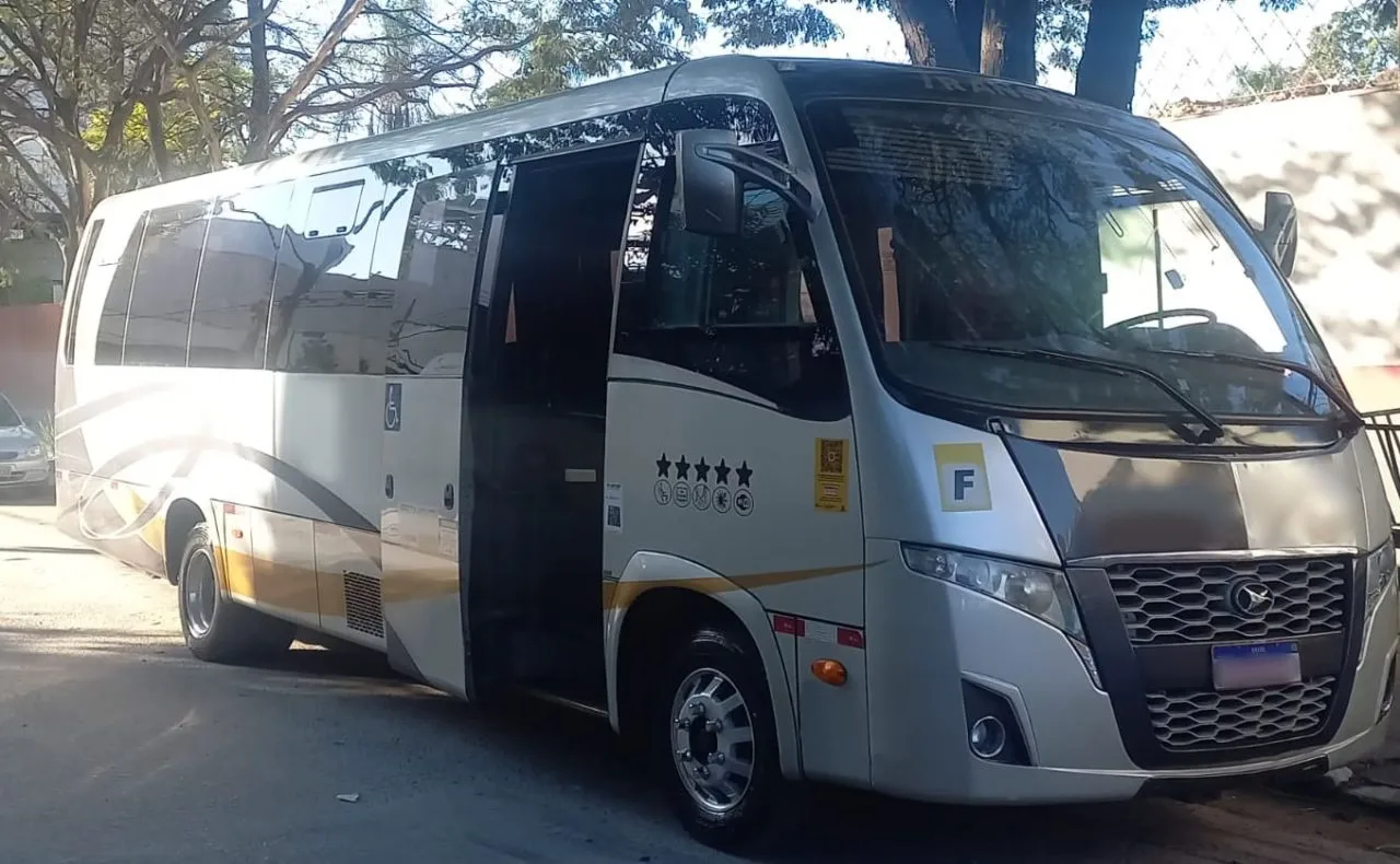 Ônibus VOLARE W9 LIMOUSINE AGRALE MA 10 JM 2014 seminovo à venda, código 1447 - foto 01