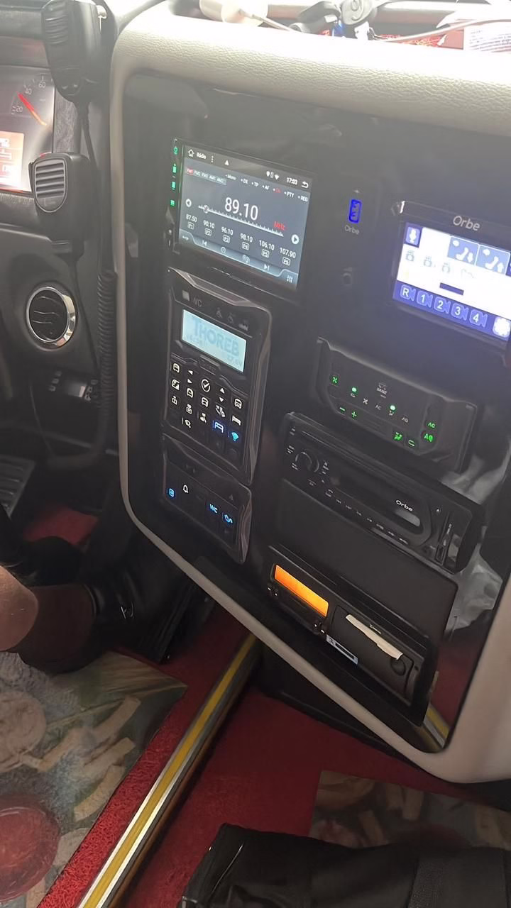 COMIL INVICTUS DD ANO 2022 VOLVO 420R JM COD.267