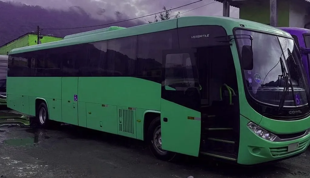 Ônibus COMIL VERSATILLE GOLD VW 17.230 JM 2024 seminovo à venda, código 424 - foto 01