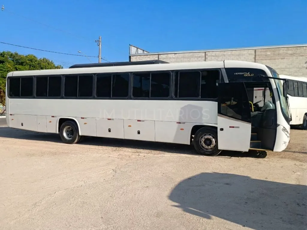 Ônibus COMIL VERSATILLE GOLD VW 17.230 JM 2013 seminovo à venda, código 215 - foto 03