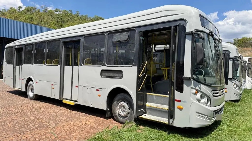 Ônibus Caio Padron Mercedes-Benz OF 1724 2015 seminovo à venda, código 512 - foto 01