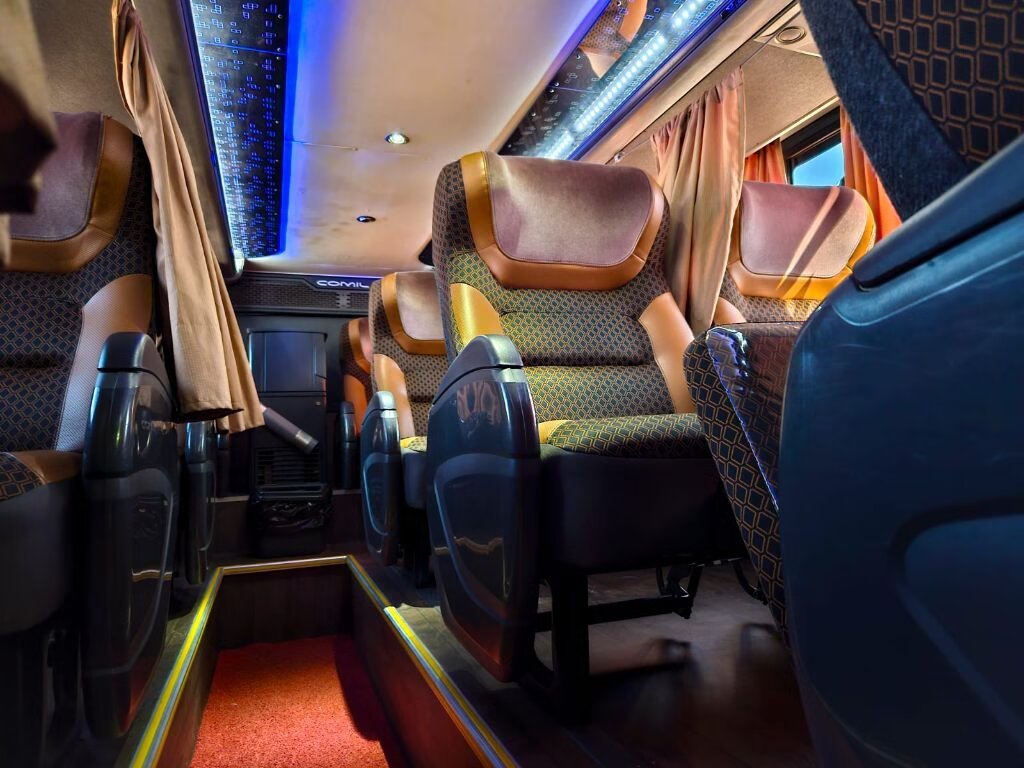Ônibus Comil Campione Invictus DD 2022 seminovo à venda, código 133 - foto 07