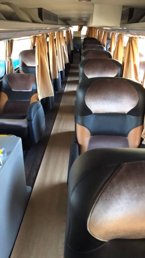 Ônibus Comil Campione Invictus DD HD 2020 seminovo à venda, código 146 - foto 04