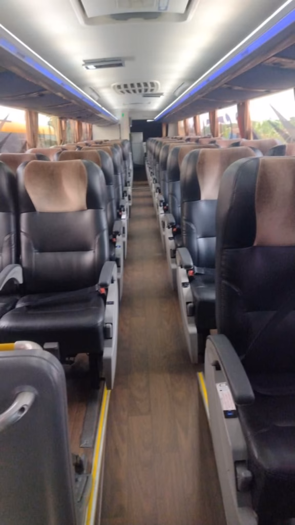 Ônibus Comil Invictus DD 2019 seminovo à venda, código 1493 - foto 03
