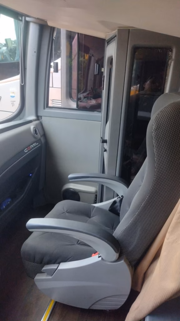 Ônibus Comil Invictus DD Volvo B420R 2018 seminovo à venda, código 1308 - foto 05
