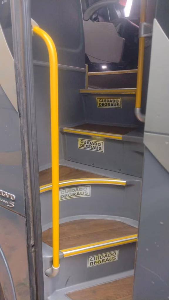 Ônibus Comil Invictus DD Volvo B420R 2018 seminovo à venda, código 1308 - foto 06