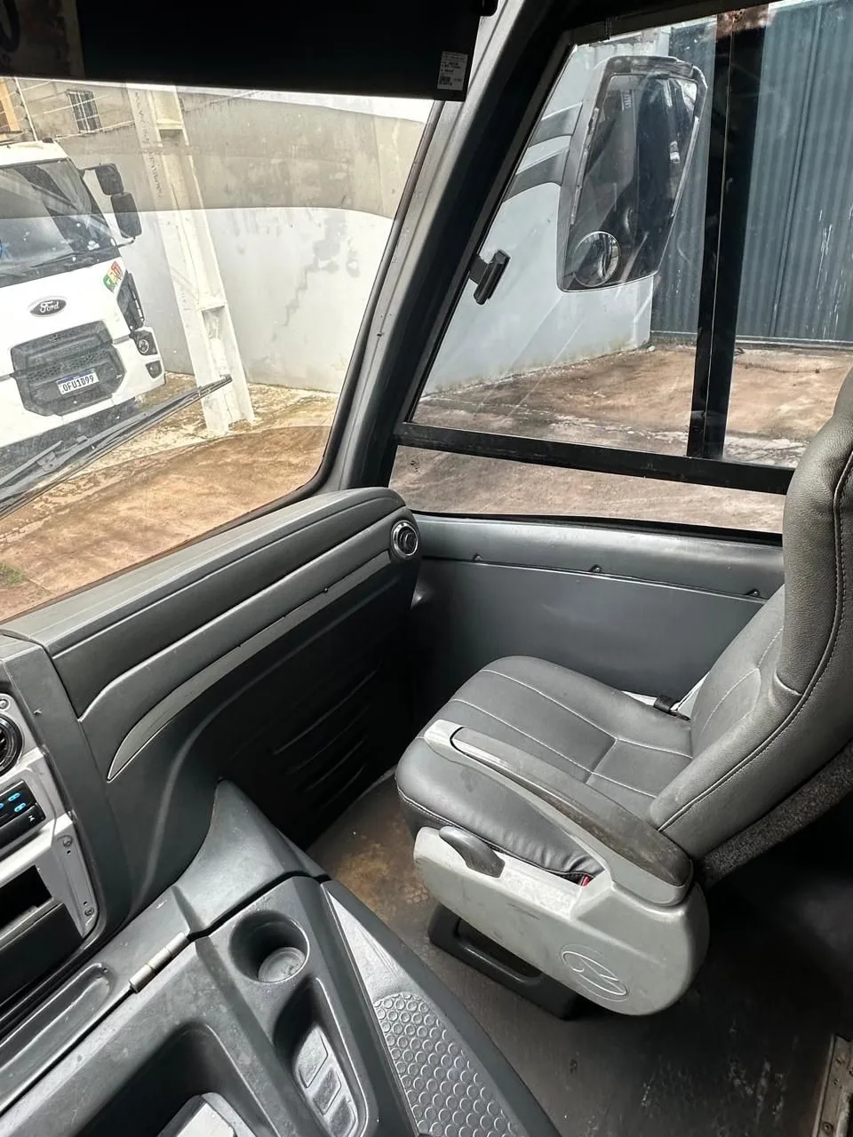 Ônibus Marcopolo Micro-ônibus Volare DW9 Mercedes-Benz LO 916 2017 seminovo à venda, código 1757 - foto 08