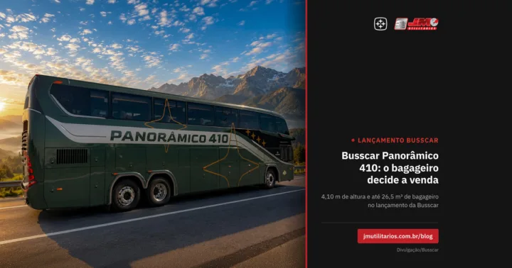 Busscar Panorâmico 410 NB1 verde-escuro, de teto alto, em vista três-quartos traseira numa rodovia de montanha ao amanhecer, mostrando o flanco lateral com as tampas do bagageiro, em foto de divulgação do lançamento do modelo