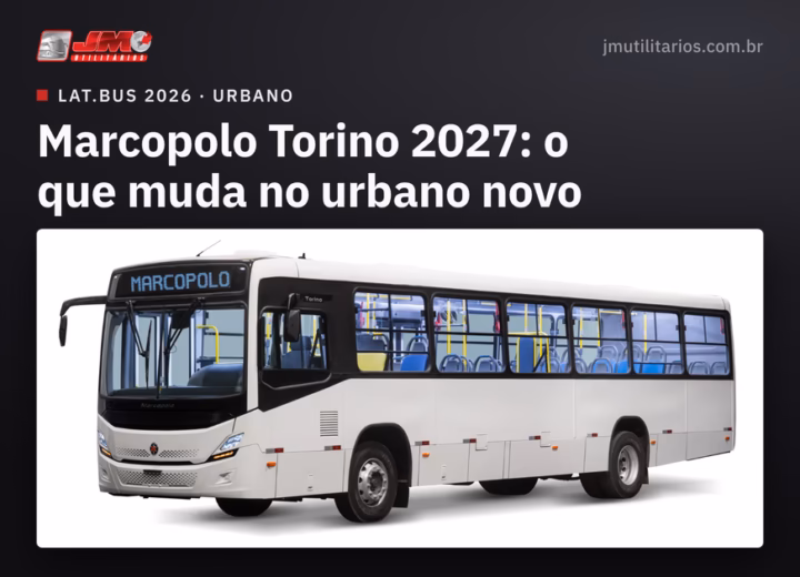 Capa da matéria da JM Utilitários sobre o Marcopolo Torino 2027, em fundo escuro. Dentro de um cartão claro no rodapé da arte está a foto de estúdio do ônibus urbano branco, inteiro, visto em três quartos com a dianteira voltada para a esquerda do quadro, sobre fundo branco, com letreiro digital escrito MARCOPOLO no para-brisa e o emblema Torino no pilar da porta dianteira. Acima do cartão, a arte traz o logo da JM Utilitários, o endereço jmutilitarios.com.br, o chapéu LAT.BUS 2026 · URBANO e o título Marcopolo Torino 2027: o que muda no urbano novo.