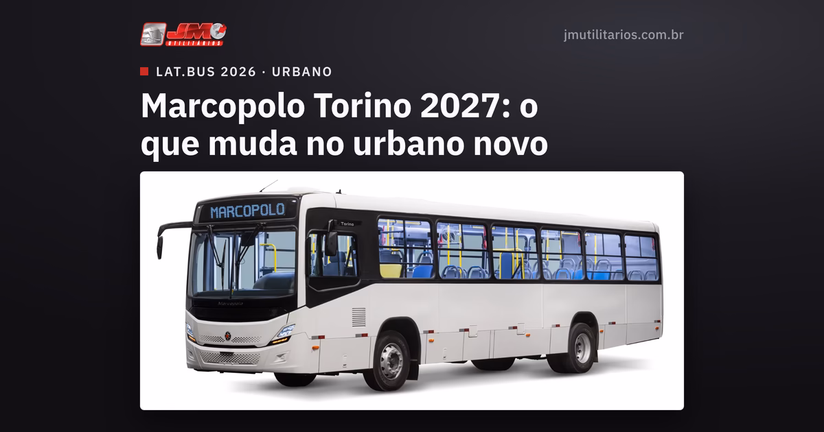 Capa da matéria da JM Utilitários sobre o Marcopolo Torino 2027, em fundo escuro. Dentro de um cartão claro no rodapé da arte está a foto de estúdio do ônibus urbano branco, inteiro, visto em três quartos com a dianteira voltada para a esquerda do quadro, sobre fundo branco, com letreiro digital escrito MARCOPOLO no para-brisa e o emblema Torino no pilar da porta dianteira. Acima do cartão, a arte traz o logo da JM Utilitários, o endereço jmutilitarios.com.br, o chapéu LAT.BUS 2026 · URBANO e o título Marcopolo Torino 2027: o que muda no urbano novo.