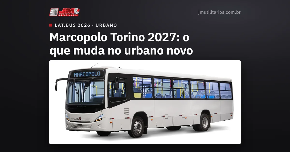 Capa da matéria da JM Utilitários sobre o Marcopolo Torino 2027, em fundo escuro. Dentro de um cartão claro no rodapé da arte está a foto de estúdio do ônibus urbano branco, inteiro, visto em três quartos com a dianteira voltada para a esquerda do quadro, sobre fundo branco, com letreiro digital escrito MARCOPOLO no para-brisa e o emblema Torino no pilar da porta dianteira. Acima do cartão, a arte traz o logo da JM Utilitários, o endereço jmutilitarios.com.br, o chapéu LAT.BUS 2026 · URBANO e o título Marcopolo Torino 2027: o que muda no urbano novo.