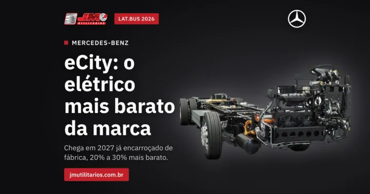 Capa da matéria da JM Utilitários sobre o Mercedes-Benz eCity: foto de estúdio do chassi nu do ônibus elétrico, sem nenhuma carroceria montada, em três quartos com a dianteira voltada para a direita, mostrando o quadro de longarinas, as rodas, um conjunto de módulos na dianteira e o cabeamento aparente. A arte traz o chapéu MERCEDES-BENZ, o título eCity: o elétrico mais barato da marca, o subtítulo Chega em 2027 já encarroçado de fábrica, 20% a 30% mais barato, a tarja LAT.BUS 2026, o endereço jmutilitarios.com.br e o logo da JM Utilitários.