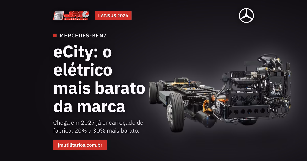 Capa da matéria da JM Utilitários sobre o Mercedes-Benz eCity: foto de estúdio do chassi nu do ônibus elétrico, sem nenhuma carroceria montada, em três quartos com a dianteira voltada para a direita, mostrando o quadro de longarinas, as rodas, um conjunto de módulos na dianteira e o cabeamento aparente. A arte traz o chapéu MERCEDES-BENZ, o título eCity: o elétrico mais barato da marca, o subtítulo Chega em 2027 já encarroçado de fábrica, 20% a 30% mais barato, a tarja LAT.BUS 2026, o endereço jmutilitarios.com.br e o logo da JM Utilitários.