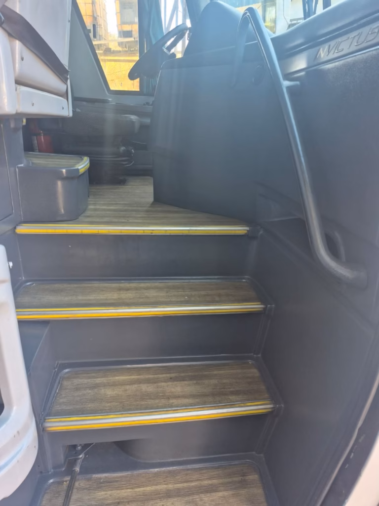 Ônibus Comil Campione Invictus 1200 K310 2018 seminovo à venda, código 383 - foto 03