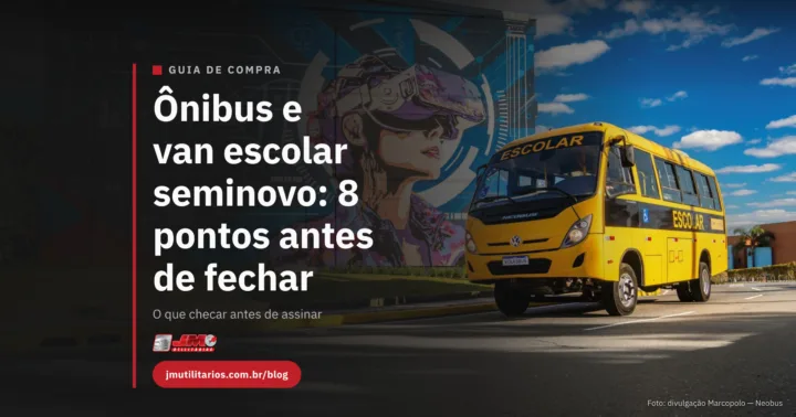 Micro-ônibus escolar amarelo zero-quilômetro, carroceria Neobus sobre chassi Volkswagen, com dístico ESCOLAR e símbolo de acessibilidade, em via urbana asfaltada