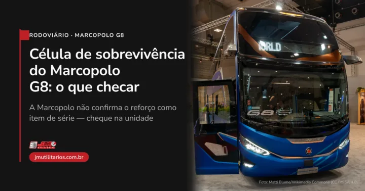 Capa da matéria da JM Utilitários sobre a célula de sobrevivência do Marcopolo G8. À direita, foto de um Marcopolo Paradiso 1800 DD G8 visto de frente em 3/4, com o badge "G8" visível no pilar dianteiro, porta dianteira aberta, em um estande do Busworld Europe 2023. À esquerda, sobre painel preto, o chapéu Rodoviário · Marcopolo G8, o título Célula de sobrevivência do Marcopolo G8: o que checar, a linha de apoio A Marcopolo não confirma o reforço como item de série — cheque na unidade, o logo da JM Utilitários e o endereço jmutilitarios.com.br. No canto inferior direito da foto, o crédito Foto: Matti Blume/Wikimedia Commons (CC BY-SA 4.0).