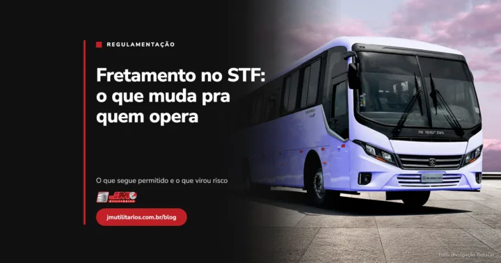 Capa da matéria da JM Utilitários sobre o que muda no fretamento com a disputa no STF. À direita, foto de divulgação de um ônibus para fretamento Busscar El Buss FT na cor branco-lilás, visto de frente em três quartos, inteiro no quadro, parado sobre piso de laje cinza sob um céu de nuvens rosadas; na testeira aparece o nome BUSSCAR e, na coluna do para-brisa e na lateral, o nome El Buss FT. À esquerda, sobre painel escuro, o chapéu REGULAMENTAÇÃO, o título Fretamento no STF: o que muda pra quem opera, a linha de apoio O que segue permitido e o que virou risco, o logo da JM Utilitários e o endereço jmutilitarios.com.br/blog. No canto inferior direito, o crédito Foto: divulgação Busscar.