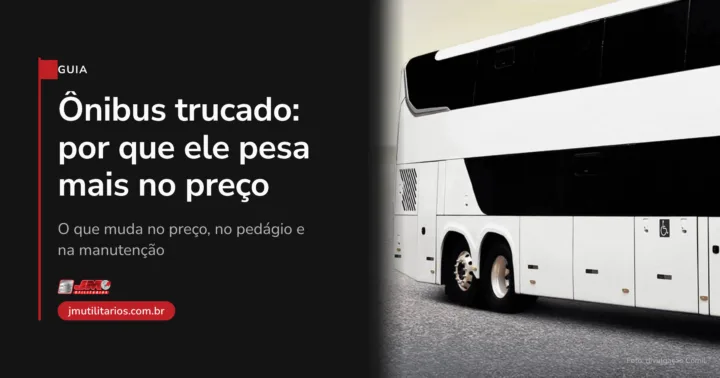 Capa da matéria da JM Utilitários sobre ônibus trucado e por que ele pesa mais no preço. À direita, foto de divulgação de um ônibus Comil Campione Invictus DD de dois andares, totalmente branco, em estúdio com fundo em degradê claro e trecho de asfalto tratado digitalmente. O enquadramento mostra a lateral traseira do veículo emergindo do painel escuro, com o bogie traseiro plenamente visível — duas rodas próximas, cada uma com seu arco de para-lama, o par de eixos traseiros de um veículo 8x2, de quatro eixos ao todo — sem placa e sem adesivo de operadora. À esquerda, sobre painel escuro, o chapéu GUIA, o título Ônibus trucado: por que ele pesa mais no preço, a linha de apoio O que muda no preço, no pedágio e na manutenção, o logo da JM Utilitários e o endereço jmutilitarios.com.br. No canto inferior direito, o crédito Foto: divulgação Comil.