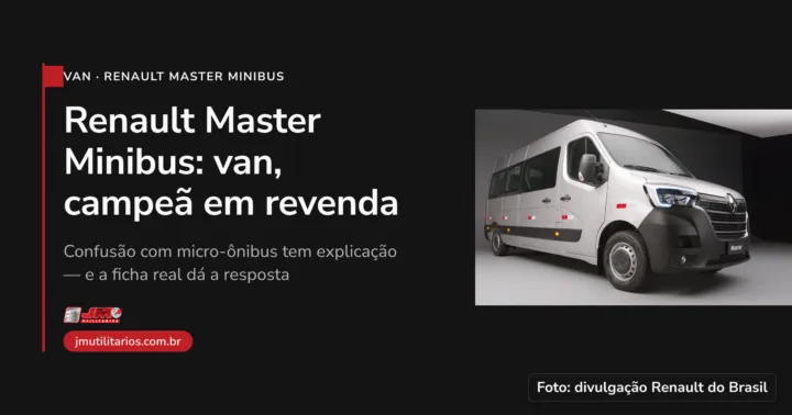 Capa da matéria da JM Utilitários sobre a Renault Master Minibus. À direita, foto de uma Renault Master Minibus prata vista de frente em 3/4, com o badge "Master" visível no para-choque, farol e grade dianteira, retrovisor e uma janela lateral de passageiro, fundo de estúdio do fabricante. À esquerda, sobre painel preto, o chapéu Van · Renault Master Minibus, o título Renault Master Minibus: van, campeã em revenda, a linha de apoio Confusão com micro-ônibus tem explicação — e a ficha real dá a resposta, o logo da JM Utilitários e o endereço jmutilitarios.com.br. No canto inferior direito da foto, o crédito Foto: divulgação Renault do Brasil.