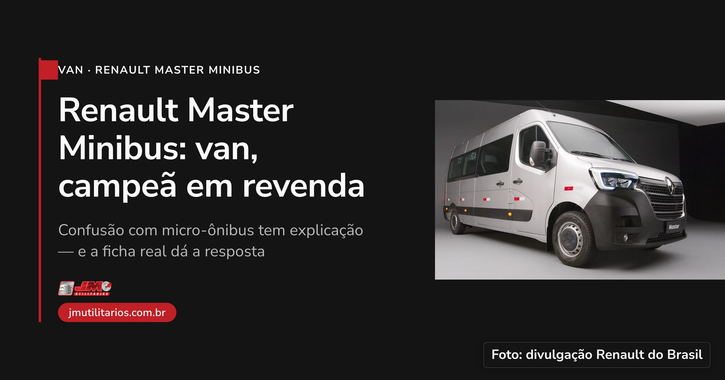 Capa da matéria da JM Utilitários sobre a Renault Master Minibus. À direita, foto de uma Renault Master Minibus prata vista de frente em 3/4, com o badge "Master" visível no para-choque, farol e grade dianteira, retrovisor e uma janela lateral de passageiro, fundo de estúdio do fabricante. À esquerda, sobre painel preto, o chapéu Van · Renault Master Minibus, o título Renault Master Minibus: van, campeã em revenda, a linha de apoio Confusão com micro-ônibus tem explicação — e a ficha real dá a resposta, o logo da JM Utilitários e o endereço jmutilitarios.com.br. No canto inferior direito da foto, o crédito Foto: divulgação Renault do Brasil.