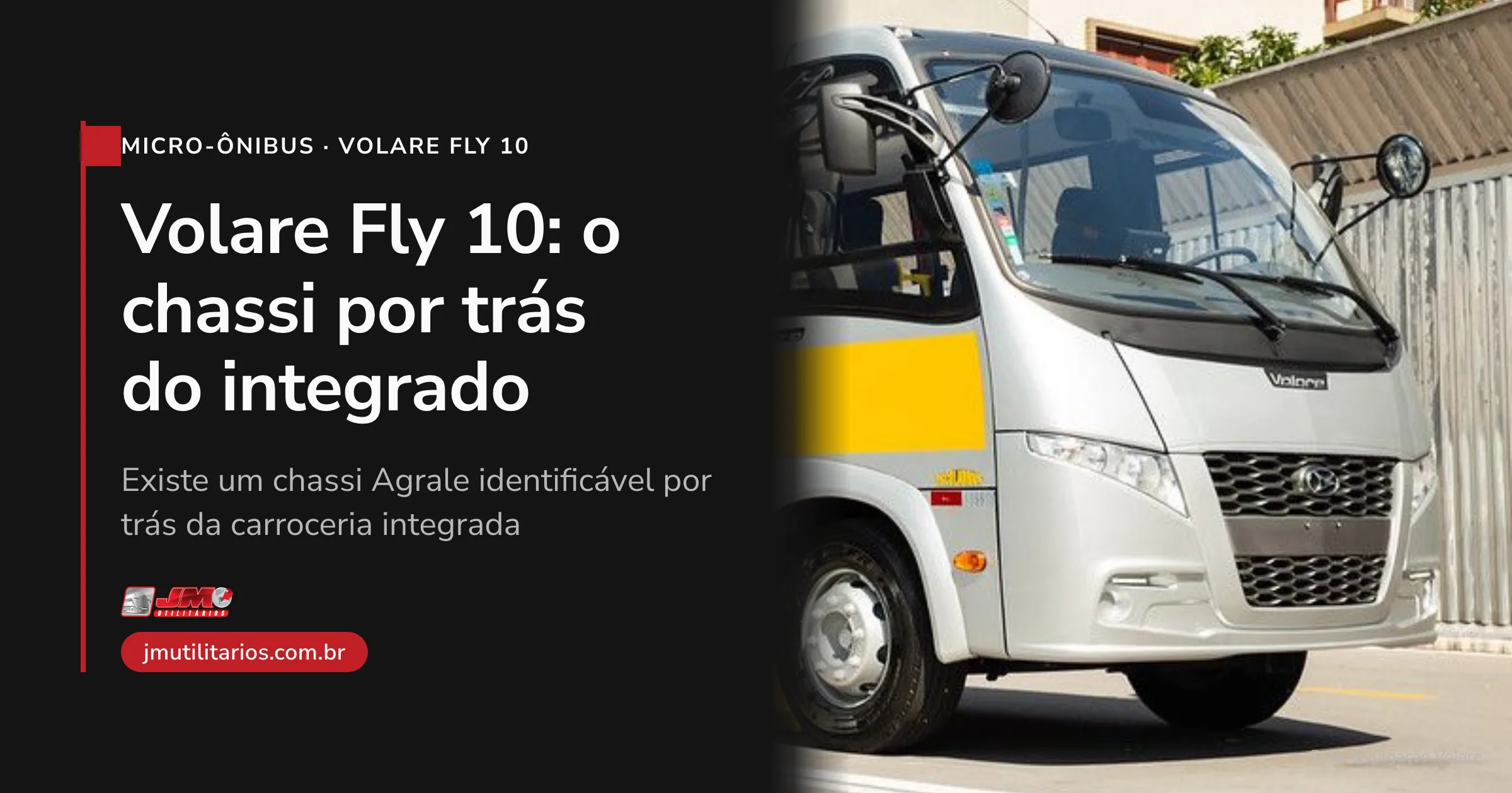 Capa da matéria da JM Utilitários sobre o chassi Agrale por trás da carroceria integrada do Volare Fly 10. À direita, foto de divulgação oficial da Volare mostrando um Volare Fly 10 Escolar, na cor prata/cinza com faixa amarela ESCOLAR, em ângulo frontal ¾, com a porta e a plataforma elevatória para cadeira de rodas abertas, em pátio pavimentado com um prédio ao fundo — sem logo de nenhuma operadora de transporte. À esquerda, sobre painel escuro, o chapéu MICRO-ÔNIBUS · VOLARE FLY 10, o título Volare Fly 10: o chassi por trás do integrado, a linha de apoio Existe um chassi Agrale identificável por trás da carroceria integrada, o logo da JM Utilitários e o endereço jmutilitarios.com.br. No canto inferior direito, o crédito Foto: divulgação Volare.