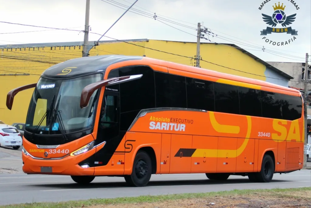 Ônibus rodoviário Marcopolo Paradiso G8 1200 laranja da Saritur, em vista três quartos dianteira