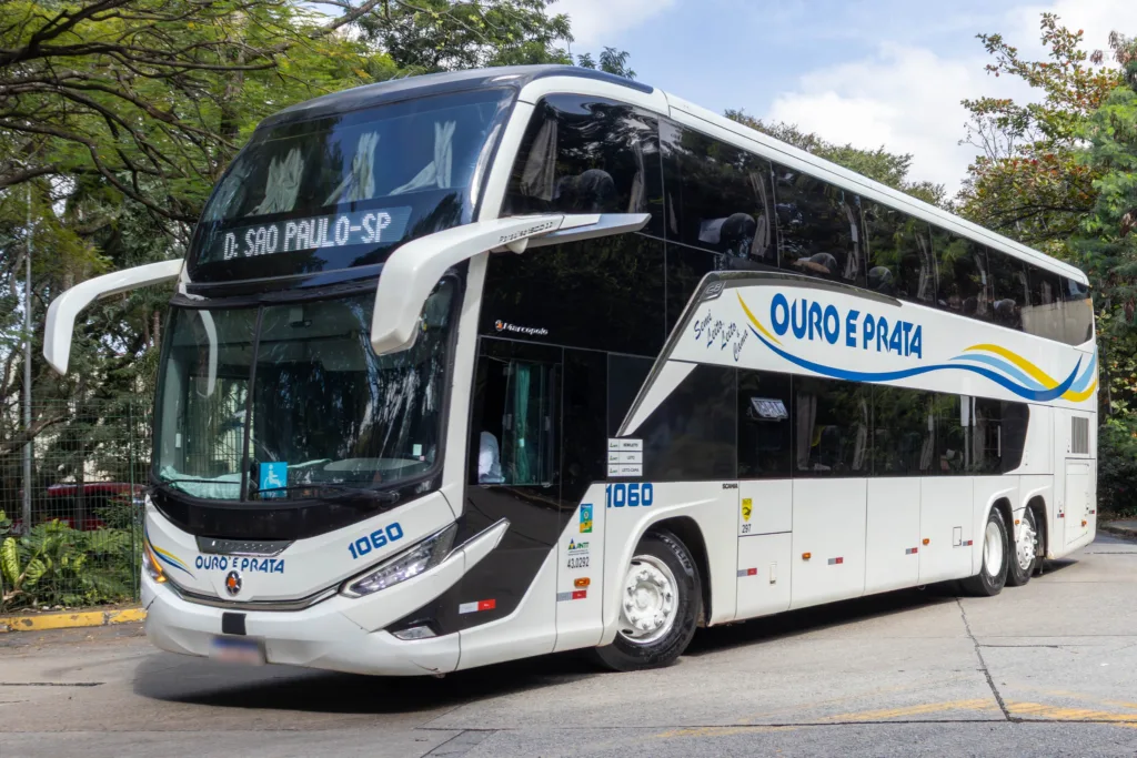 Marcopolo Paradiso G8 1800 Double Decker da Ouro e Prata, mesmo modelo da entrega à Águia Branca: ônibus branco de dois andares visto de frente em três quartos