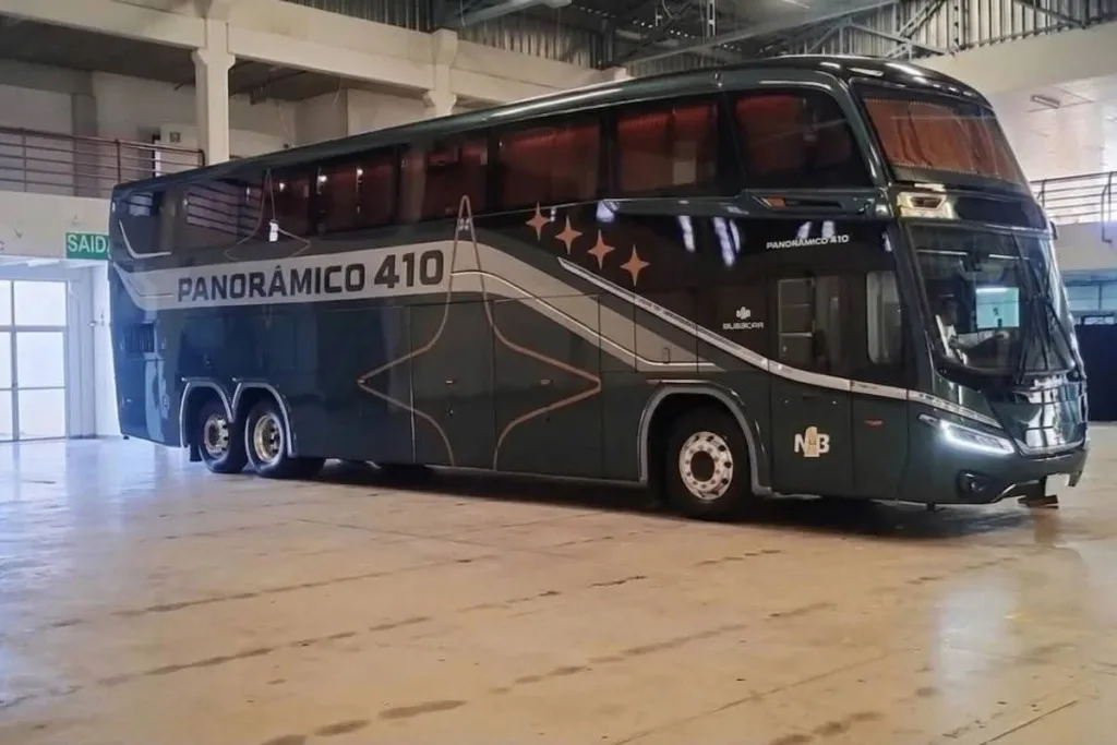 Ônibus Busscar Panorâmico 410 de dois andares exposto em pavilhão