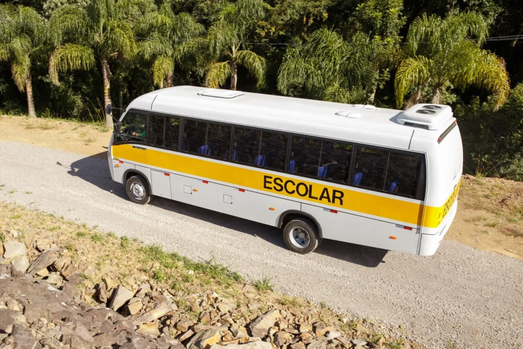 Micro-ônibus Volare Attack 8 branco, visto de cima em estrada de terra