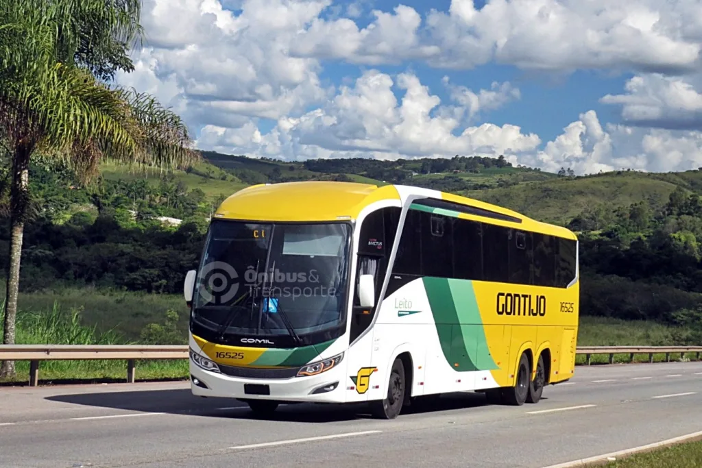 Ônibus Comil Invictus 1200 da Gontijo, amarelo e verde, em vista três quartos dianteira, trafegando em rodovia de Minas Gerais