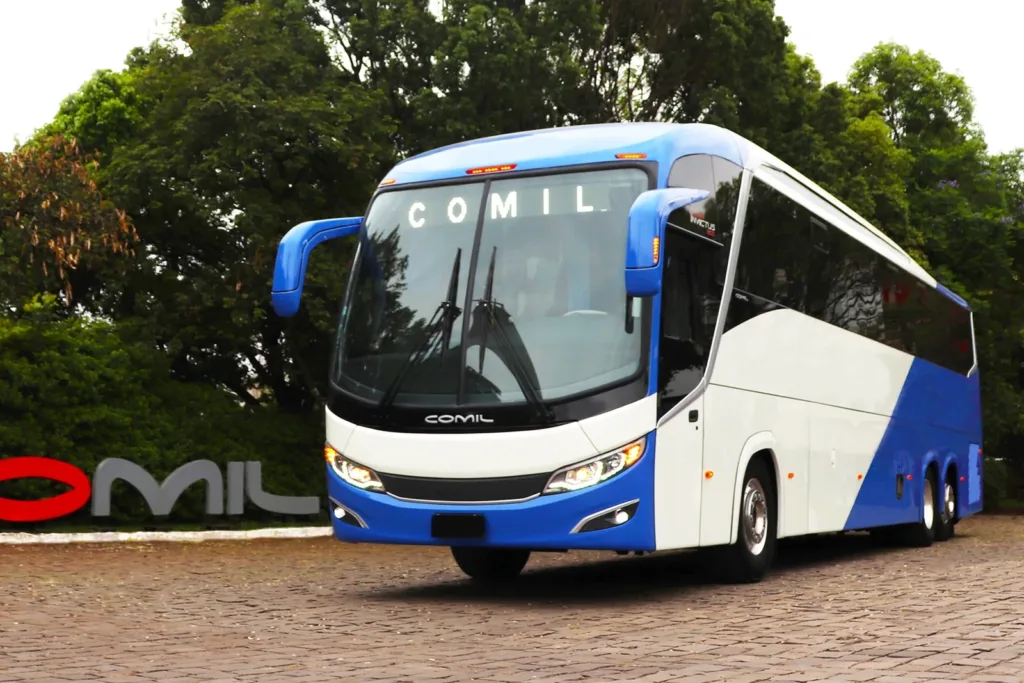 Ônibus rodoviário Comil novo, visto de lado, ilustrando a matéria sobre financiamento de ônibus e a queda da Selic