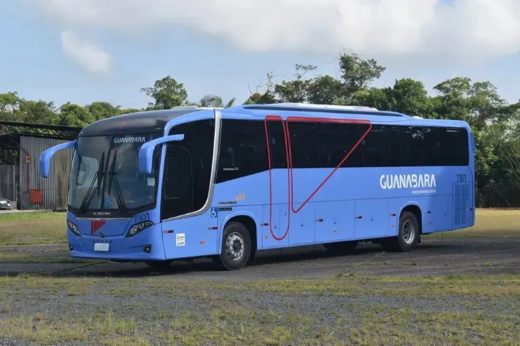 Ônibus Busscar Vissta Buss 340 azul da Guanabara, em vista três quartos dianteira