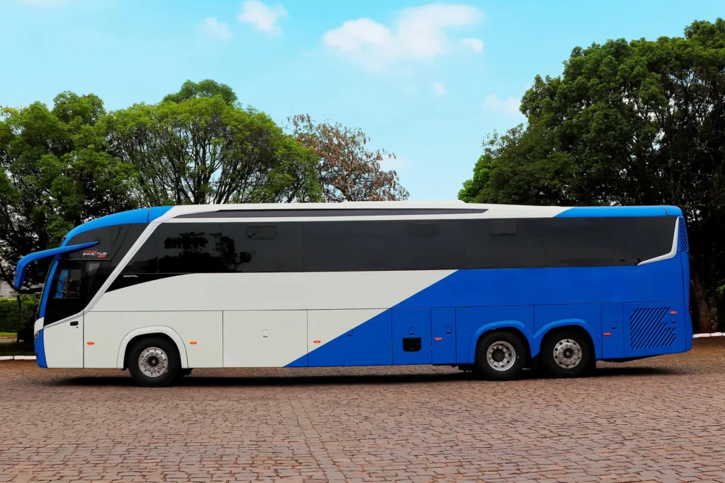 Ônibus rodoviário novo, branco e azul, visto de lado, ilustrando a matéria sobre financiamento de ônibus