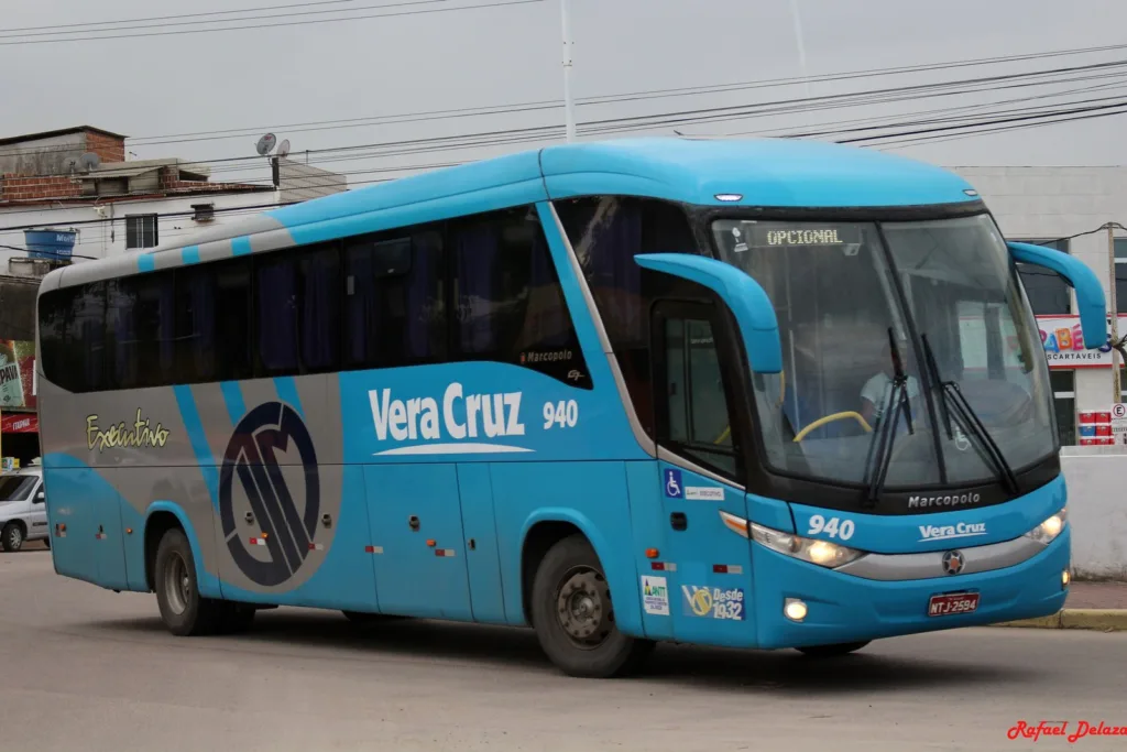 Ônibus Marcopolo Paradiso G7 da Vera Cruz Executivo, em via urbana, ilustrando viagem de turismo no feriado