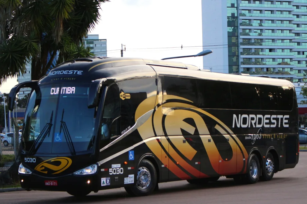 Ônibus Irizar PB preto e dourado da Nordeste, três quartos dianteira, em Curitiba
