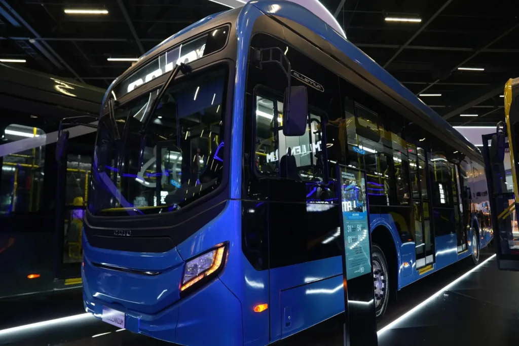 Ônibus urbano Caio bMillennium azul exposto no estande da Lat.Bus 2026