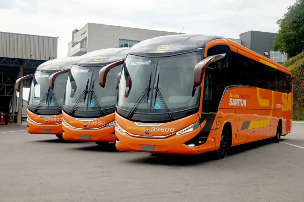 Três ônibus Marcopolo Paradiso G8 1200 laranja da Saritur enfileirados