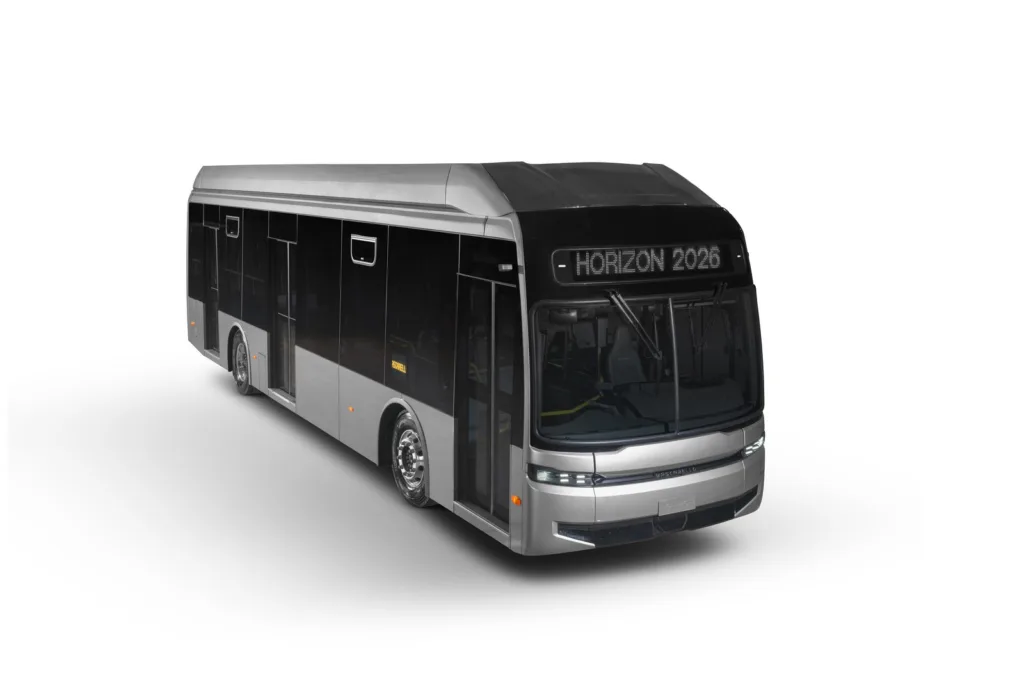 Ônibus elétrico Mascarello Horizon prata, em três quartos dianteiro, em fundo branco de estúdio