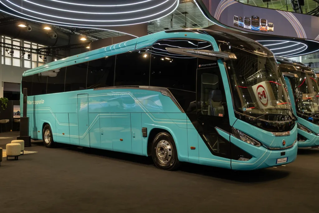 Ônibus rodoviário Marcopolo Paradiso 1200 turquesa exposto em estande, em vista três quartos