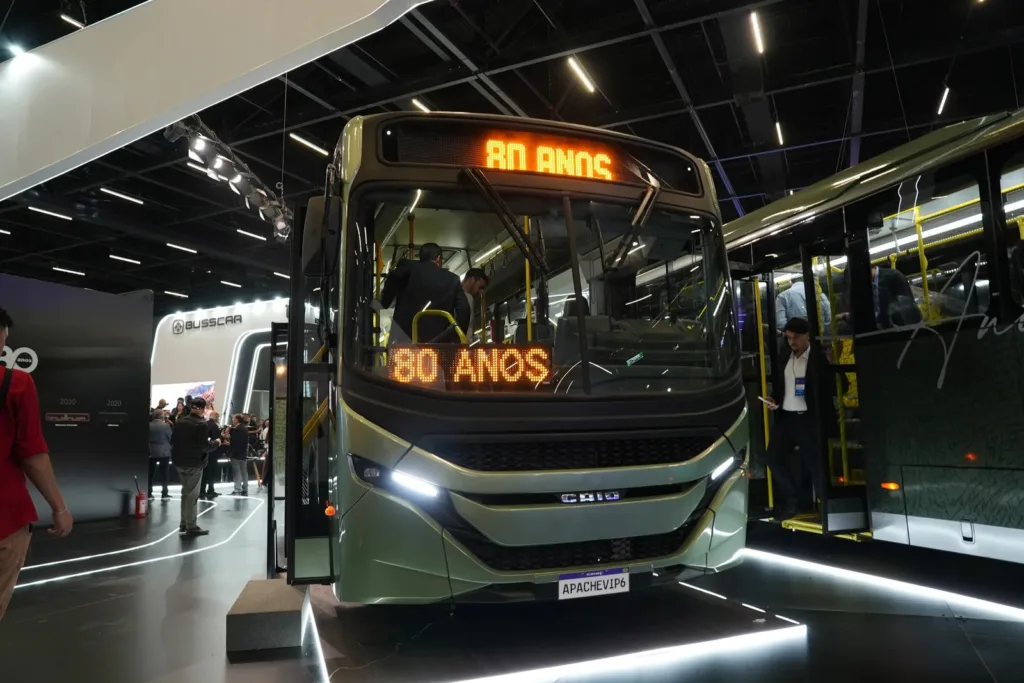 Ônibus urbano Caio Apache VIP VI verde-oliva, visto de frente no estande da Lat.Bus 2026