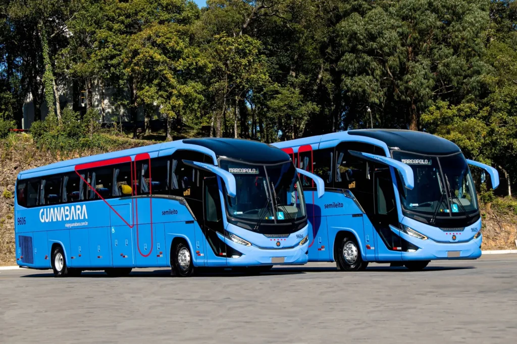 Ônibus Marcopolo Paradiso G8 1200 azul da Guanabara, em vista três quartos dianteira, em pátio