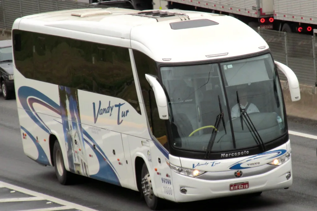 Ônibus Marcopolo Paradiso 1200 G7 branco da Vandy Tur, empresa de turismo, vista três quartos dianteira em rodovia de São Paulo