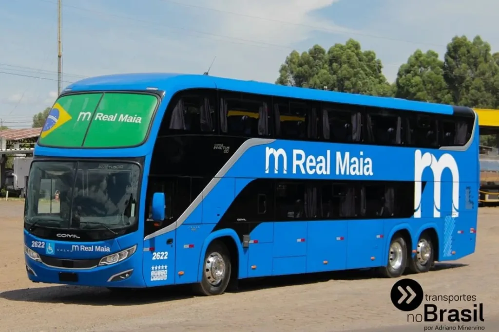 Ônibus de dois andares Comil Invictus DD azul da Real Maia, com terceiro eixo