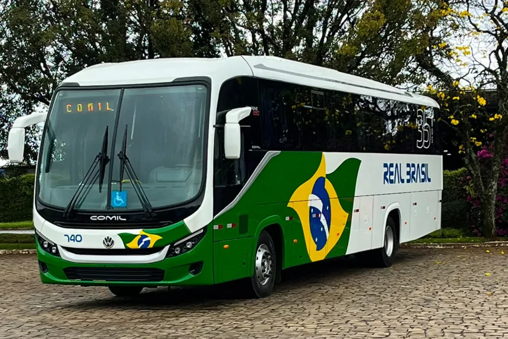 Ônibus Comil Campione 350 branco e verde da Real Brasil, em vista três quartos dianteira