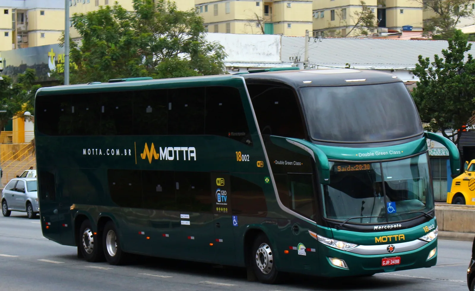 Ônibus rodoviário de dois andares Marcopolo Paradiso G7 1800 DD, verde, visto de frente em três quartos, em via urbana